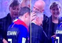 全世界都在問!世足頒獎女官員「冠軍金牌偷塞口袋」過程放送全球 網友狂轉發:普丁沒看到?