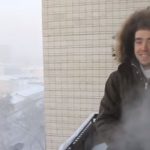 零下41度有多冷?他捧起一整鍋滾燙沸水 往外一潑「瞬間消散在空中」畫面震撼百萬人