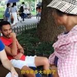 80歲奶奶「搭訕外國人」英語超狂! 沒念過書「靠模仿自學」一開口就讓學生慚愧