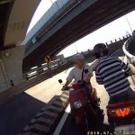 三寶創新極限!陸橋逆向擊落騎士 竟反嗆:騎這麼快幹嘛