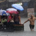 路人暴雨中發現「8歲女孩躲在角落」 上前一看「她不畏風雨堅持做1件事」:我要照顧全家