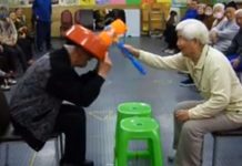 阿公玩猜拳「輸的人敲槌子伺候」!到了第二回合「白髮阿公臨時出奧步」笑翻全場