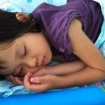 寶寶在夏天需要蓋被嗎?兒科主任:大多寶媽都做錯了