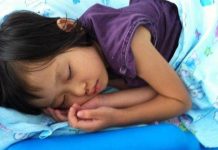 寶寶在夏天需要蓋被嗎?兒科主任:大多寶媽都做錯了