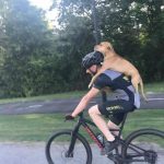 小哥背著受傷的流浪狗騎行10公裡,「別怕,我救你」