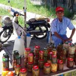 不做沒飯吃 72歲老翁頂烈日賣醬菜賺便當錢