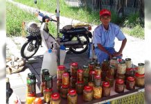 不做沒飯吃 72歲老翁頂烈日賣醬菜賺便當錢