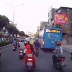 家長抱女童騎車三貼鑽車陣 半身懸空嚇壞網友:絕對不是親生的