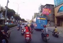 家長抱女童騎車三貼鑽車陣 半身懸空嚇壞網友:絕對不是親生的