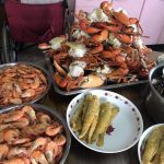 鄉下的粗茶淡飯!整桌擺滿「螃蟹山+3盆蝦」 台中男嚇壞:唬我?