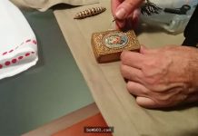 他好奇地看著老爸拿出當年愛玩的「古老玩具」,打開後居然有一個吸睛的小東西跳了出來!