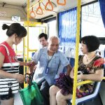 她買了票卻「被老人逼讓座」 男大生霸氣回:不必!…意外變鄉民偶像