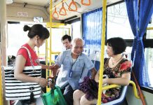 她買了票卻「被老人逼讓座」 男大生霸氣回:不必!…意外變鄉民偶像