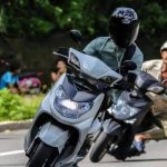 台灣也有秋名山神之手!追焦帥壓車…後方阿伯「側掛殺彎」屌打!網暴動:單手讓你!