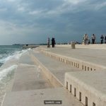 隱藏妙設計的多孔階梯不光只是給眼睛欣賞,當海浪拍打它時你的耳朵就會有奇幻的享受!