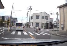 發現小學生可能會被撞 日本駕駛「轉一轉方向盤」神救援