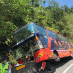 遊覽車撞山壁!鄭男左腳開放性骨折、司機擦挫傷!其餘輕傷