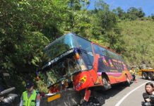 遊覽車撞山壁!鄭男左腳開放性骨折、司機擦挫傷!其餘輕傷