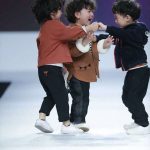 小男孩走秀被「同伴撞倒」跌一團 站起來後「超模態度」全場鼓掌