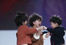 小男孩走秀被「同伴撞倒」跌一團 站起來後「超模態度」全場鼓掌