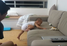 寶寶爬沙發失敗「翻臉對空氣開罵」超爆笑 !爸爸全程不幫忙「最後畫面」網讚:人生的路自己走