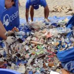 心疼海灘都是垃圾!衝浪猛男號召淨灘 回收100噸塑膠「改造成絕美手工藝」淨賺10億用途超暖