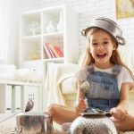 現在很多爸爸媽媽都會面對這樣一個頭疼的問題:孩子愛看電視玩手機怎麼辦?