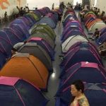 大一新生家長住「校內帳篷」 隨時伺候挨批寵壞孩子