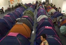 大一新生家長住「校內帳篷」 隨時伺候挨批寵壞孩子