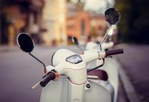 騎車載兒沒油 婉拒路人救援 卻在加油站前被暖哭