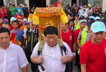 鎮清宮謁祖!傳將爆搶轎大戰 顏清標親揹媽祖:到此為止