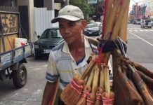 不花一毛錢行銷,80歲阿伯擔掃帚叫賣30年,品質好到大家搶著要,想買到卻只能靠緣份!