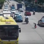 拐杖老奶奶被困在車陣中 帥騎士「單騎擋來車」讓她通過