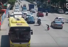 拐杖老奶奶被困在車陣中 帥騎士「單騎擋來車」讓她通過