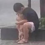 小男孩偷偷收養流浪狗,被父母反對,男孩抱著狗狗在大雨中告別:對不起