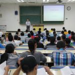 照片一曝光,秒讓大票網友紛紛笑說:「乾 他應該是體大來的教授」「我好奇這堂課到底再教什麼?