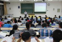 照片一曝光,秒讓大票網友紛紛笑說:「乾 他應該是體大來的教授」「我好奇這堂課到底再教什麼?