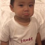 中國一名2歲萌娃近日在網路上爆紅,因為做錯事被母親責罵