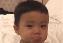 中國一名2歲萌娃近日在網路上爆紅,因為做錯事被母親責罵