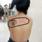 他得意刺青神作…公開曬妹子裸背照評鑑!網軍秒歪樓「全畫錯重點」:傳說中的奶奶!