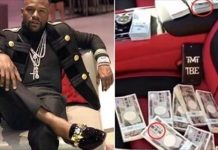 爽賺900萬迫不及待炫富!梅威瑟立馬開花帶女伴們夜店狂歡,鈔票塞滿新賓士車