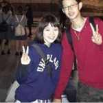 情侶在迪士尼城堡前合照,上傳後網民全嚇瘋 :你是在牽誰的手?