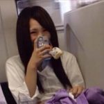 車對面的女生一直朝他傻笑,本想舉機拍起來卻被朋友阻止:你快下車,要假裝沒看到她!