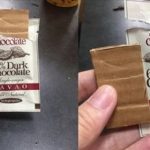 她發文抱怨逛展拿的巧克力竟是紙板 眼尖網友秒解真相:這次糗爆啦