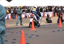 比暴走族還狂!日本警察考重機「雨中急煞回頭」帥爆!安全帽一脫全都看傻了