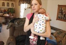 持刀兇徒試圖入屋搶劫,18歲辣媽抱著寶寶冷靜報警問「能殺他們嗎?」