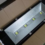 日本惡搞王買「小巨蛋LED照明燈」點亮臥室,插頭插下去的瞬間…他精神和肉體都崩潰了