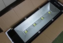 日本惡搞王買「小巨蛋LED照明燈」點亮臥室,插頭插下去的瞬間…他精神和肉體都崩潰了