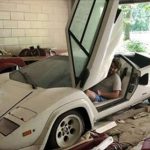 老家車庫挖出停泊20年的舊車,男大生無故現賺「1540萬藍寶堅尼超跑」!