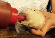 為什麼都拿甜辣醬罐「往包子屁股插」台中人秒懂的獨特吃法!